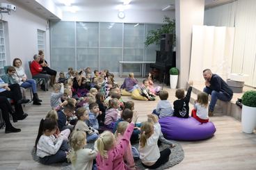 Wieluń: Biblioteka Miejska zaprosiła dzieci na spotkanie z fotografem Piotrem Pabisiakiem